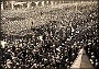 Folla festeggia il 4 novembre in piazza dei Signori nel 1936 foto Gislon (Daniele Zorzi)